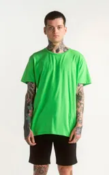 Remera verde de algodón pima peruano, de corte slim fit y cuello redondo.