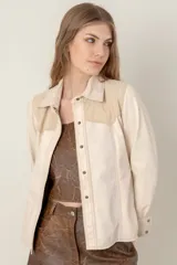 Camisa verde militar de cuero ovino italiano, hecha a mano en Uruguay. Sin forro, con broches en frente y puños, bolsillos a los costados.