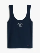 Musculosa azul con estampado de texto en el pecho.