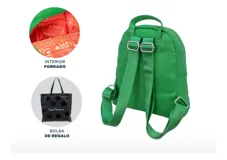 Mochila verde con textura símil cuero, cierre superior y bolsillo frontal con cierre.