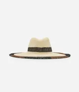 Sombrero de playa de paja color beige con cinta negra y ala ancha con pespuntes.