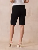 Bermuda color beige en gabardina elastizada, con pretina ancha elastizada, bolsillos simulados en la parte delantera y bolsillos aplicados en la parte trasera.