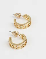 Aros tipo argollas pequeñas bañadas en oro con diseño calado.