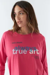 Remera blanca de algodón con mangas largas, cuello redondo y estampado con la frase 'look deeper always true art'.
