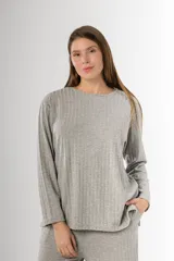 Remerón gris de morley de vara ancha en algodón y viscosa, de silueta amplia y mangas largas.