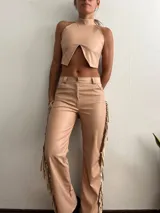 Pantalón color beige de corte recto, con flecos en los laterales.