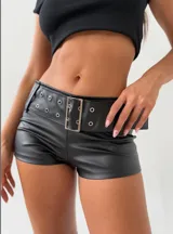 Short negro de cuero sintético con cinturón incorporado con hebilla metálica y ojales.