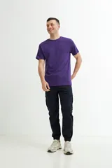 Remera manga corta de color gris oscuro con cuello redondo.