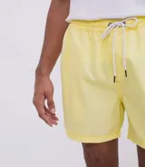 Bermuda short color naranja, de corte recto, con cintura elástica y bolsillos laterales.