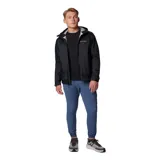 Campera cortaviento negra con capucha, cierre frontal y tecnología Omni-Tech impermeable y transpirable.