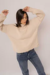 Polera negra de tejido trenzado con cuello alto.