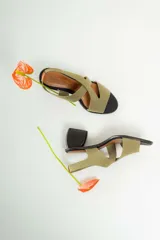 Sandalias de cuero color marrón con tiras cruzadas y taco bloque de madera.