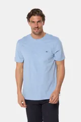 Remera celeste de manga corta con cuello redondo y bordado pequeño en el pecho. Corte clásico.