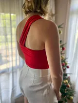 Top marrón de un hombro con detalle cruzado en el frente.