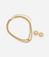 Conjunto de collar corto doble con cadena tubular dorada y caravanas botón con textura y perla artificial.
