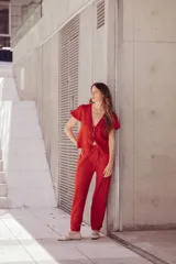 Chatitas tipo Mary Jane de charol negro con punta redondeada y tira sobre el empeine con hebilla metálica plateada.