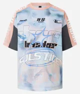 Remera de poliéster texturizado con estampado estilo sport core, cuello redondo, manga corta y recortes contrastantes en color gris y rosa.