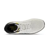 Championes de running New Balance Fresh Foam X Kaiha Road, color gris claro con detalles en negro y amarillo.