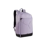 Mochila Puma color lila con base negra y logo de la marca en relieve. Tiene un compartimento principal con cierre, un bolsillo frontal con cierre, dos bolsillos laterales de malla y correas acolchadas ajustables.