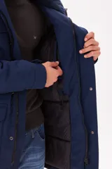 Campera parka azul marino marca Wrangler modelo Henry, con capucha con borde de piel sintética, cierre frontal con cremallera y botones a presión, múltiples bolsillos con solapa y puños ajustables con botones.