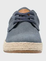 Sneakers acordonadas color azul marino, con suela de yute y detalles en cuero color caramelo.