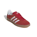 Championes de entrenamiento de ante en color rojo con suela de goma color caramelo, diseño retro con refuerzo en el talón y cierre de cordones.