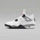 Zapatillas Air Jordan 4 Retro, color blanco con detalles en gris y negro. Presentan el logo Jumpman en rojo en la lengüeta y el talón.