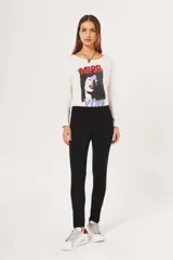 Calza negra de tiro alto, corte ajustado y largo hasta el tobillo. Presenta cierre metálico en los tobillos.