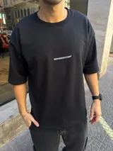 Remera negra de algodón pesado con cuello redondo y estampado pequeño con la leyenda "BOHEMIANDESIGN" en el frente.
