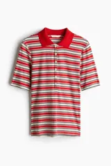 Remera polo de punto acanalado a rayas rojas, blancas y azul marino, con cuello rojo y tapeta de botones.