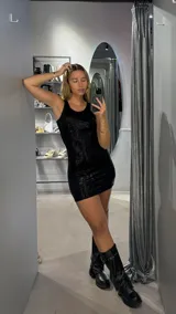 Minivestido negro de fiesta con lentejuelas, espalda descubierta y corte ajustado.