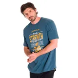 Remera de manga corta color azul petróleo con cuello redondo y estampado gráfico frontal con texto en amarillo y blanco que incluye las palabras "Caterpillar", "Strength & Endurance" y "Bigger Value".