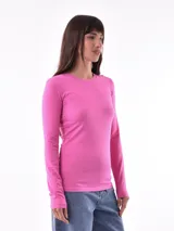 Remera básica de manga larga color fucsia, de corte ajustado.