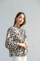 Camisa de manga larga con cuello mao y estampado animal print en tonos crudo, negro y marrón.