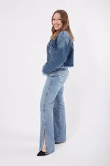 Pantalón de jean celeste de corte recto con aberturas laterales en el ruedo.