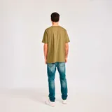 Remera gris jaspeado de manga corta con cuello redondo y logo de Caterpillar estampado en el pecho.