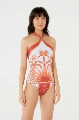 Traje de baño enterizo blanco con estampado de palmeras y detalles en color ladrillo.