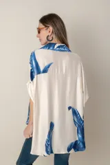 Camisa italiana color natural con estampado de hojas de palma en tonos marrones. Corte holgado, talle único.