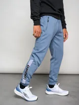 Pantalón de jogging negro con puños ajustados, cortes laterales y cambio de color en la parte inferior de la pierna.