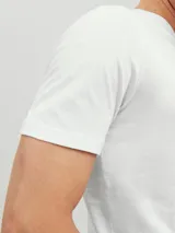 Camiseta blanca de manga corta y cuello redondo, corte slim fit.