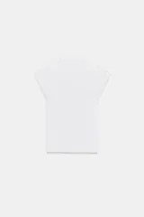 Top sin mangas, color marrón topo, con cuello alto y corte recto. Presenta un tejido de punto fino y mangas sisa con caída.