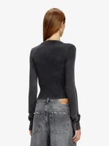 Suéter corto Diesel M-Anchor-A para mujer, tejido en algodón orgánico acanalado con hilo denim negro. Tiene un ajuste ceñido, desteñido natural y placa metálica con la D ovalada en la abertura del pecho.