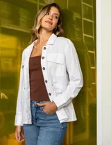 Sobrecamisa blanca de lino y rayón, marca Dash. Tiene cuello solapa, abertura central con botones, bolsillos delanteros y jareta interna de ajuste en la cintura.