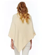 Poncho tejido color negro, con cuello polera y diseño de trenzas diagonales en el frente. Presenta un corte asimétrico en el ruedo.