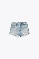 Shorts de denim celeste de tiro alto, corte curved, con trabillas, cinco bolsillos, roturas y bajo deshilachado.