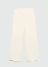 Pantalón wideleg color crema, de tiro medio, con bolsillos de ribete en la parte posterior, detalle de pinzas y cierre lateral invisible.