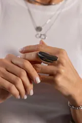 Anillo plateado grande con forma ovalada.