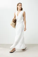 Maxi falda blanca con cintura elastizada y detalles de puntilla.