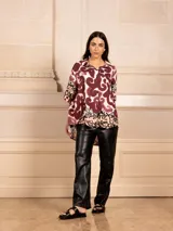 Camisa de manga corta con estampado abstracto en tonos azul marino, celeste y blanco.