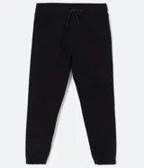 Pantalón jogger negro liso, con cintura elástica ajustable con cordón y bolsillos laterales.
